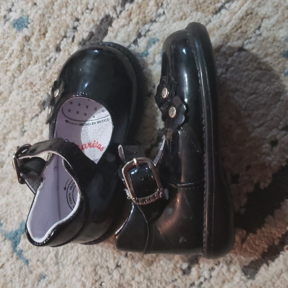 Girls size 4 black Caritas dress shoes